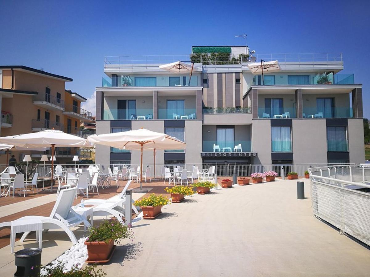 Ambruosi Village Resort & Spa Massignano Luaran gambar